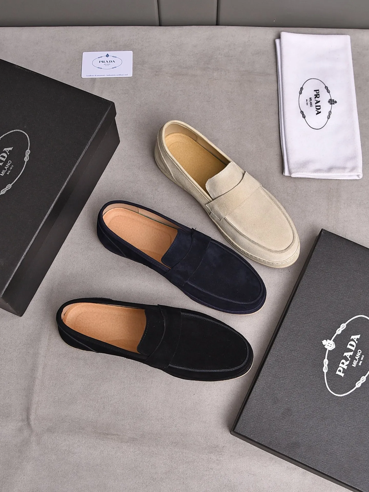 👟👟👟Men's Shoes💰P420 🆕🔥New Updates🔥👟PRADA (Prada) new products are released, imported soft cowhide, fashionable to allow air to penetrate the entire shoe, and the awesome shoes [strong] bring an extremely comfortable and breathable feeling! Beautiful inside and out! Exquisite workmanship, top-grade cowhide material, 😌Number: 38~44, black and white color options.